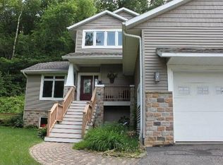 47115 Queens Cove Cir, La Crescent, MN 55947