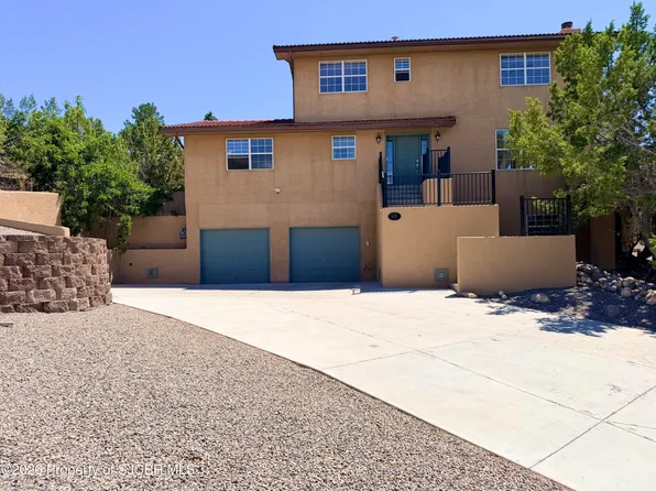 621 Cerrillos Dr, Farmington, NM 87401