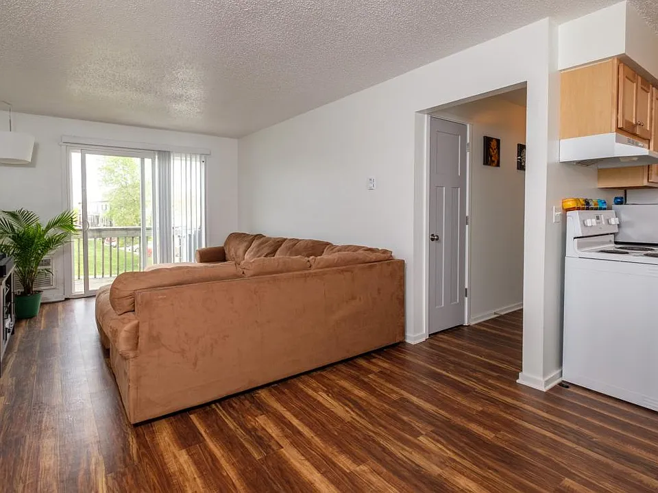 102 Oak Blvd #304