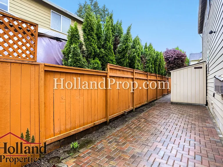 319 NW Wildwood St — Photo 28
