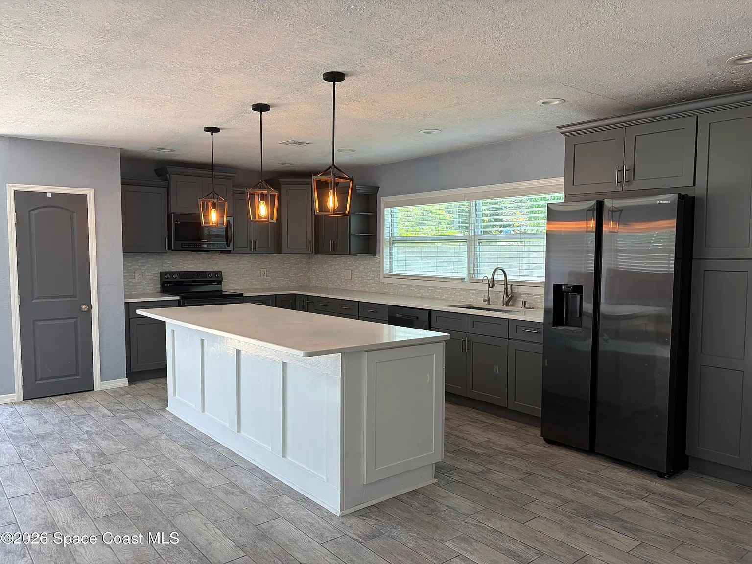 4 bed, 2.0 bath, 1864 sqft, $2,700 — Photo 2