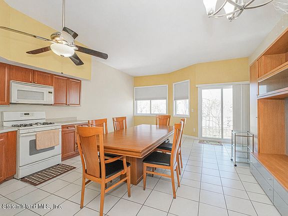 2nd image of 105 Tompkins Cir
