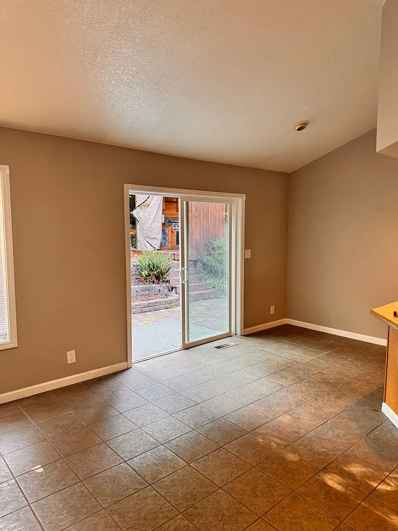 Hucrest 3 bedroom 2 bath home with garage — Photo 2