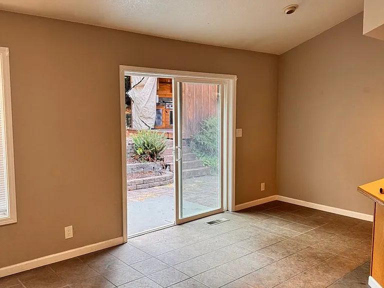 1327 NW Vallejo Dr — Photo 2