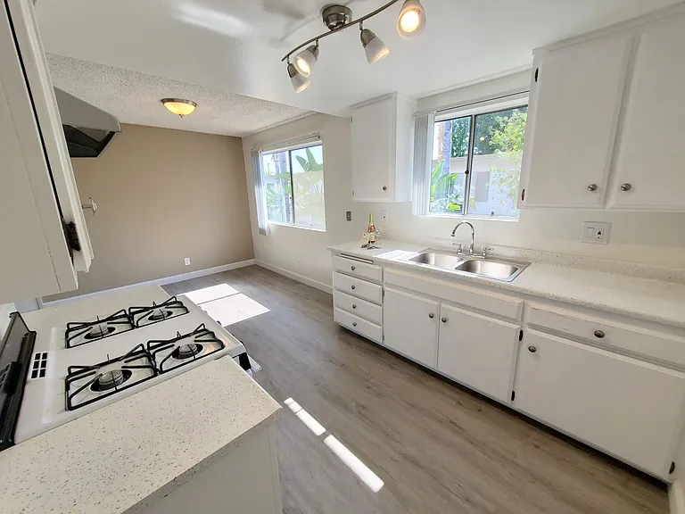 10500 Westminster Ave — Photo 8