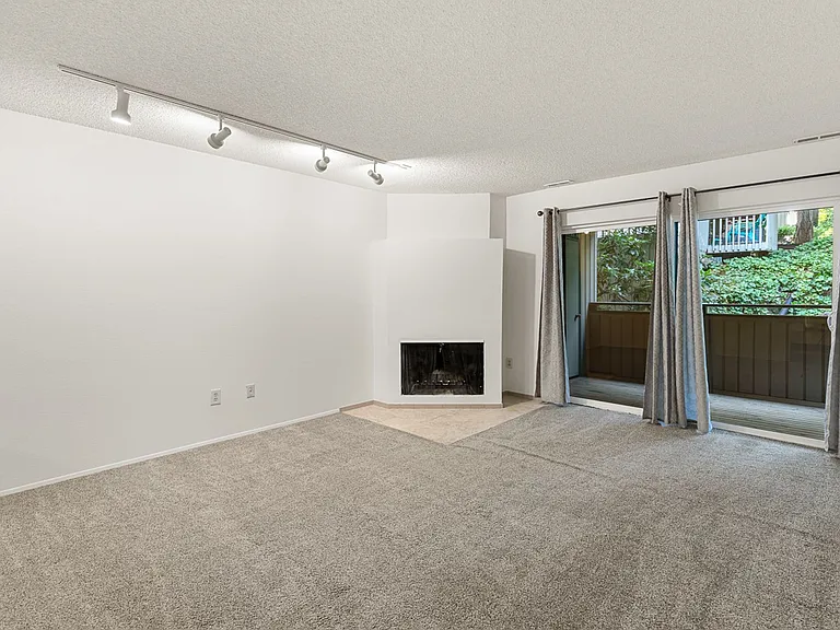 10922 Eastrail #2-34 — Photo 4
