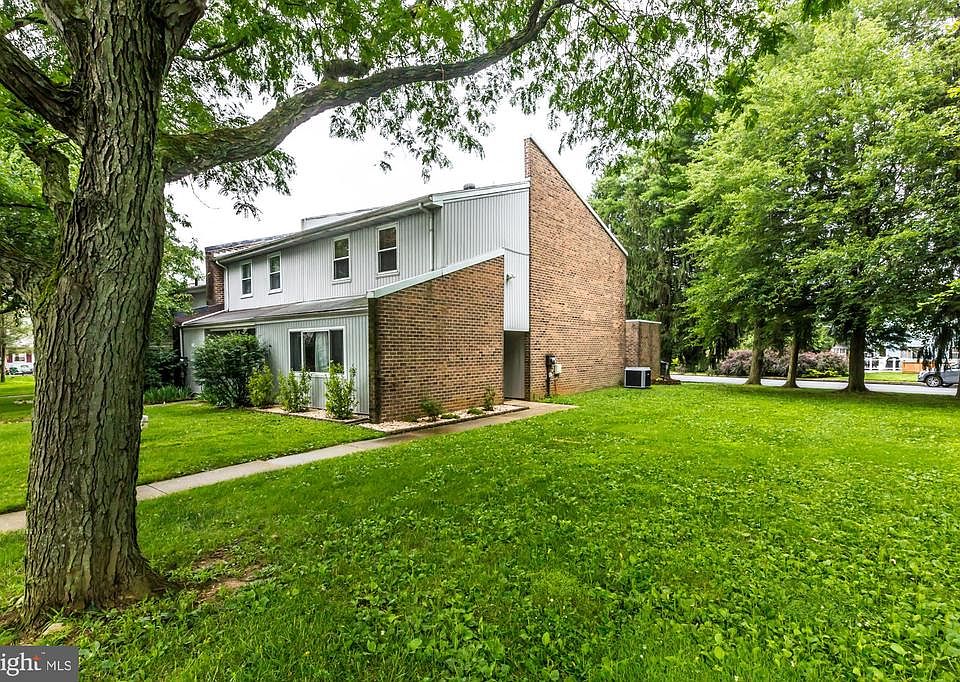 1st image of 300 Astor Ct