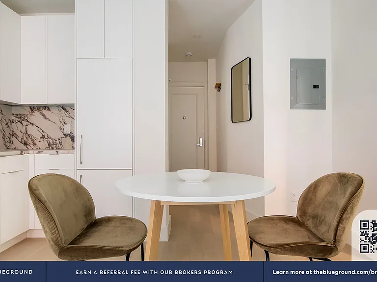 300 W 21st St #52 — Photo 4