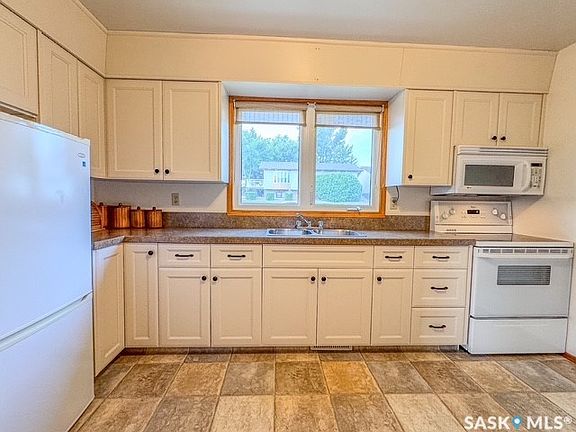 4th image of 385 Aspen Drive