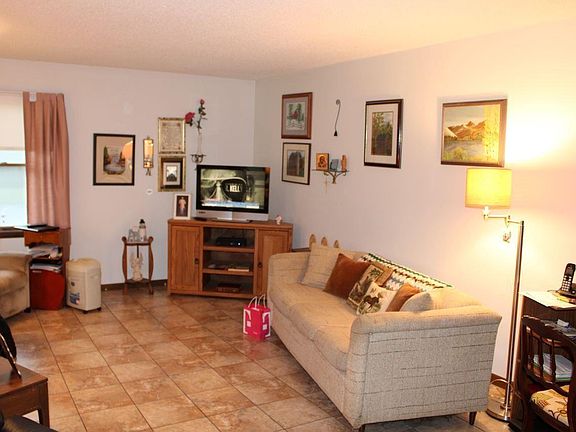 5th image of 302 Evergreen St