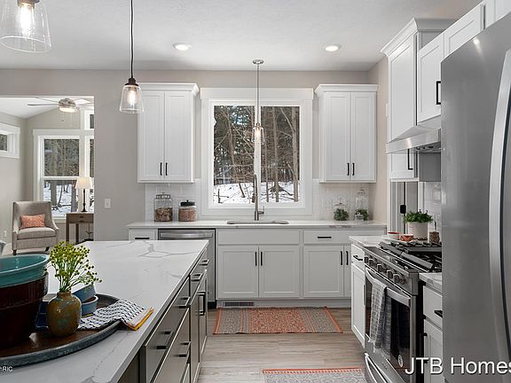 5th image of 14902 Sagebrush Dr