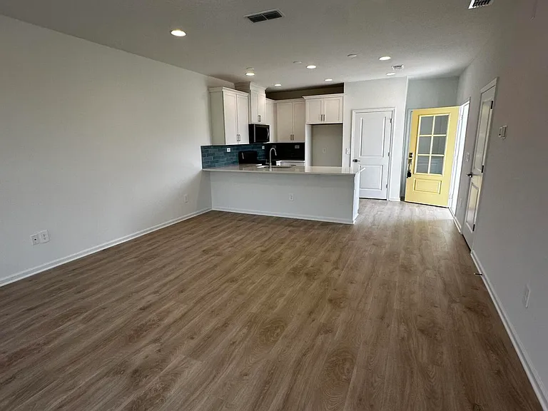 545 Brandon Lakes Dr — Photo 14