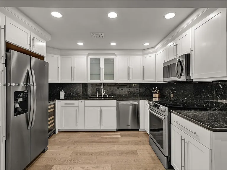 6011 N Bayshore Dr #10 — Photo 4