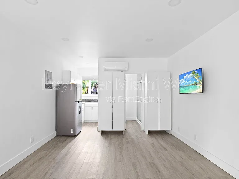 110 NW 9th Ave #5 — Photo 2