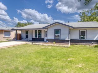 208 W Sabinal St, Uvalde, TX 78801