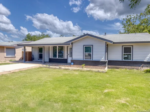 208 W Sabinal, Uvalde, TX 78801