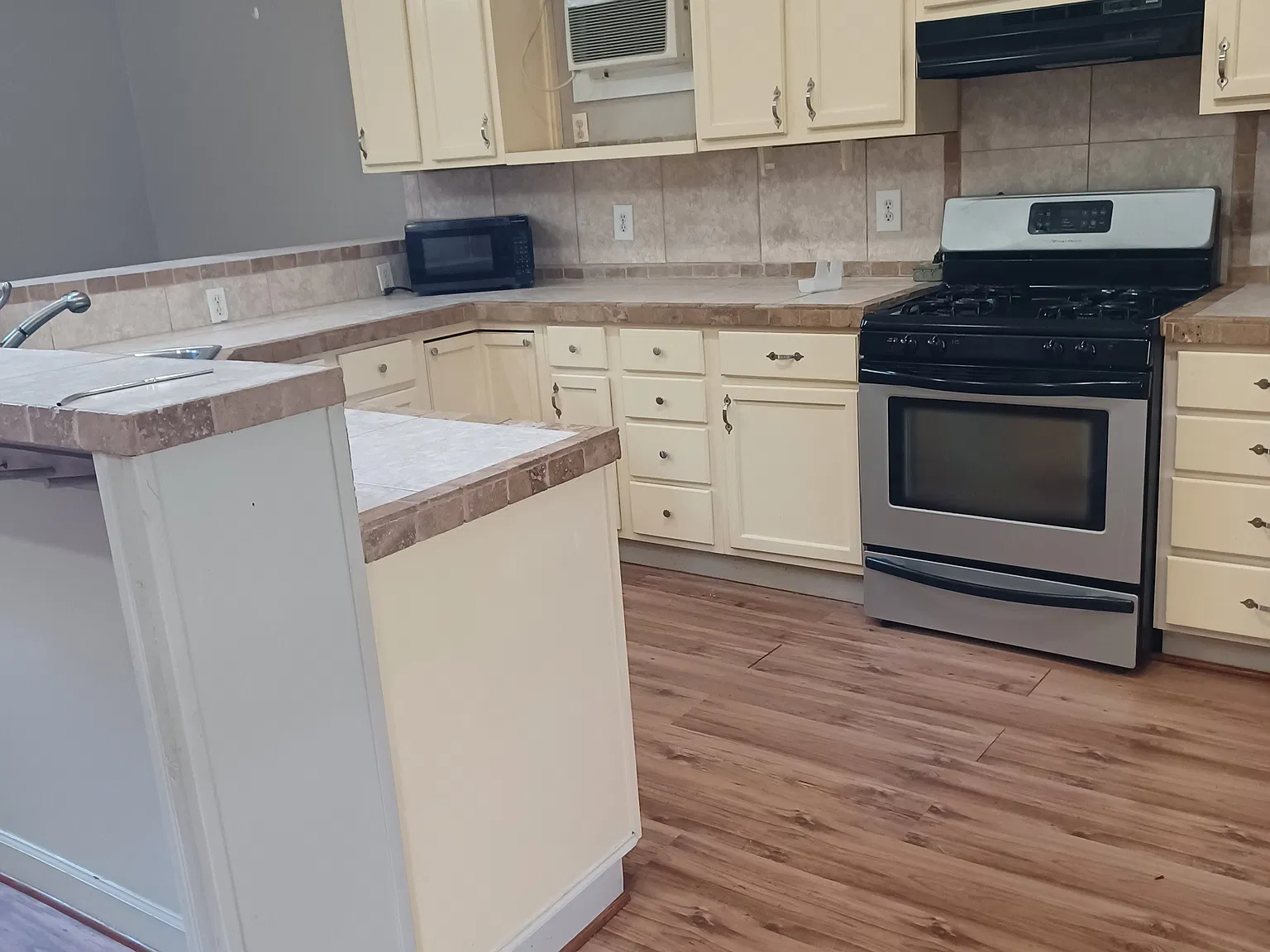 1 bed, 1500 sqft, $1,050 — Photo 2