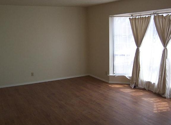 3rd image of 8513 Parkland Dr