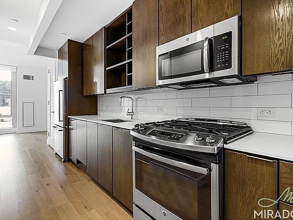 5th image of 225 E 39th St Ph M