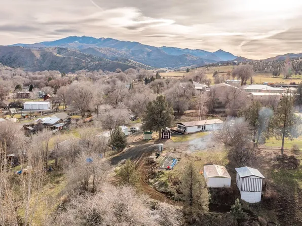 220 School House Dr, Dayville, OR 97825