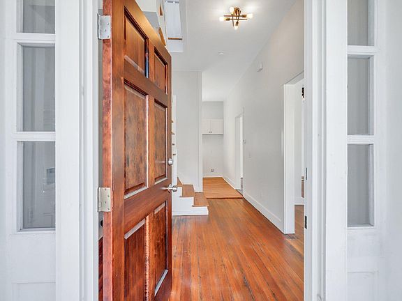 3rd image of 624 Montgomery St
