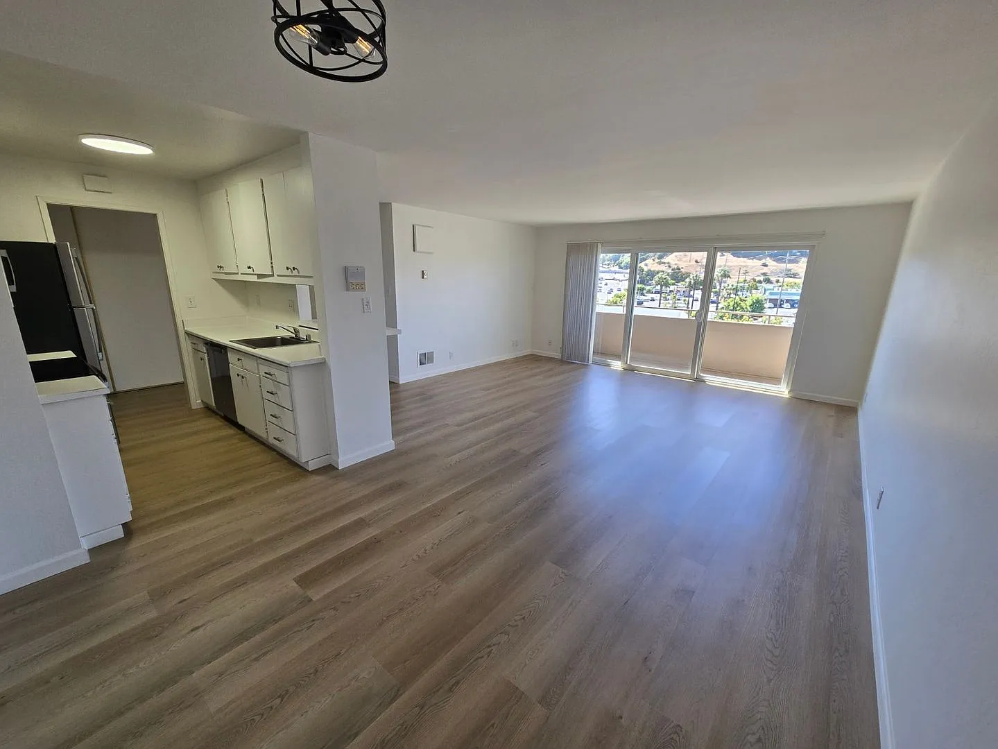 1190 W. Hillsdale Blvd. — Photo 2