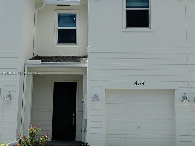 654 SE Lake Falls St #654 — Photo 2