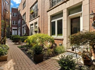 917 W Roscoe St, Chicago, IL 60657