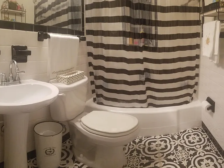 Guest bathroom w/tub