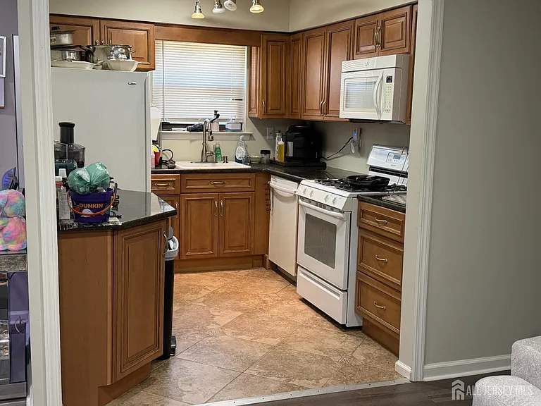 911 Yorkshire Dr — Photo 6