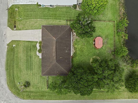 5th image of 210 Deerwood Lane