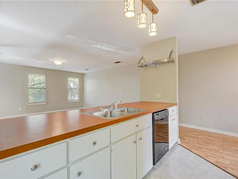 1305 Lorrain St #E — Photo 10