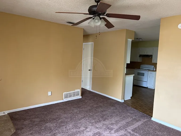 820 Michelle Dr — Photo 5