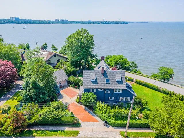6 bed, 4.0 bath, 4136 sqft, $9,800 — Photo 2