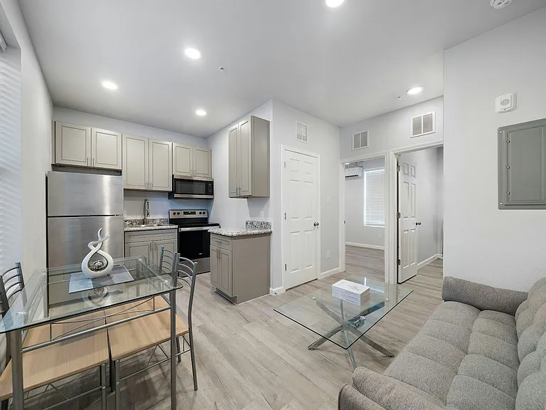 920 Avenue L #D — Photo 3