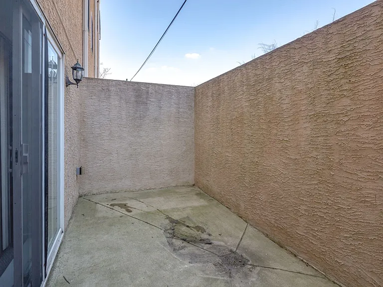 2631 Catharine Street — Photo 10