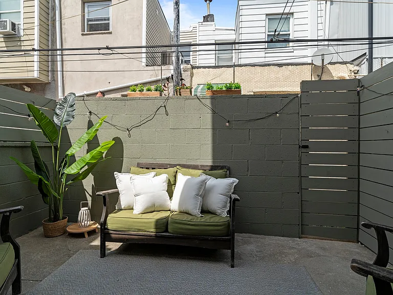 1031 Mercy St — Photo 31
