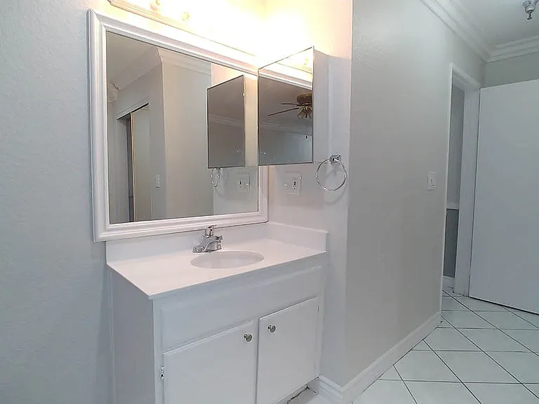 Five Star Suites — Photo 136