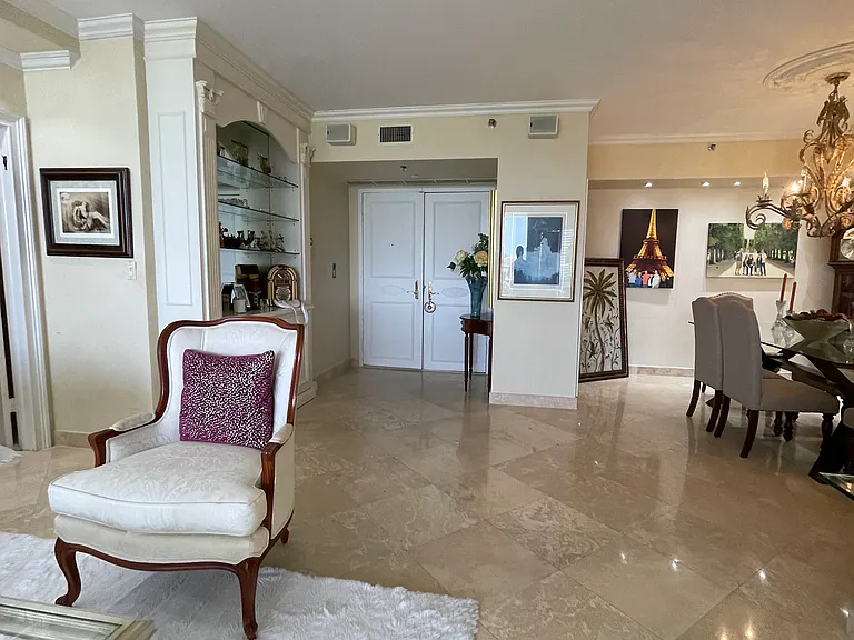 20281 E Country Club Dr — Photo 4