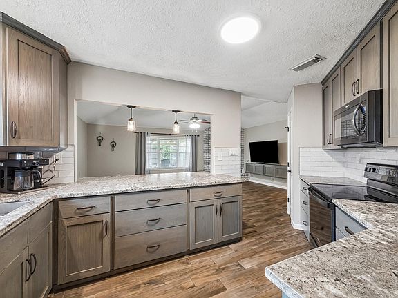 4th image of 2427 Heritage Bend Dr