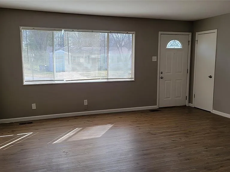 227 Meadowcrest Dr — Photo 2