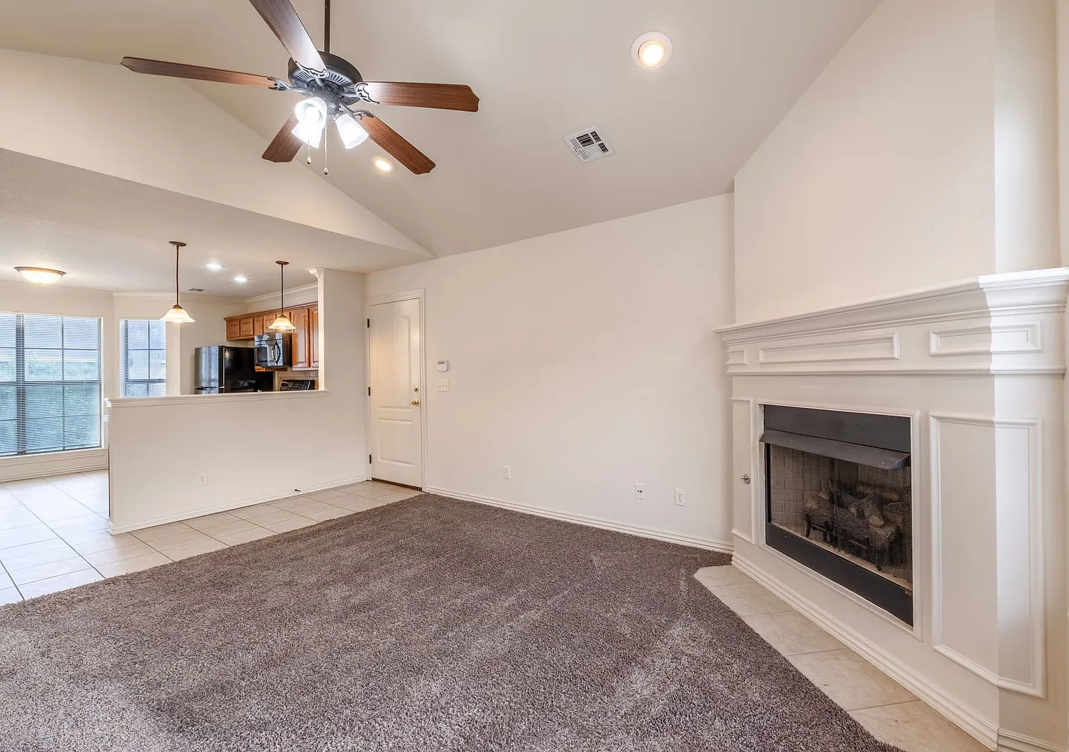 3 Bed, 2 Bath Condo: Move In Special!! — Photo 1