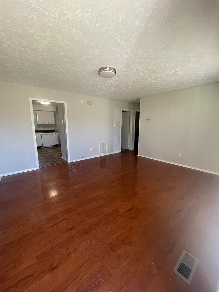 2 bed, 1.0 bath, 872 sqft, $1,600 — Photo 3