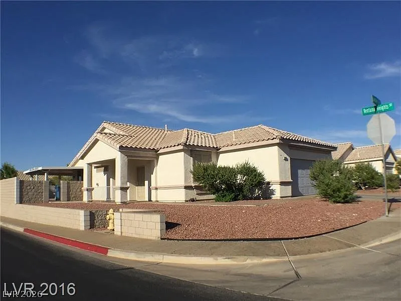 3 bed, 2.0 bath, 1264 sqft, $1,995 — Photo 2