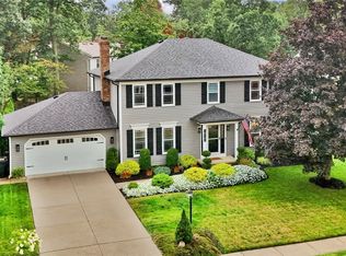 10141 Huntington Park Dr, Strongsville, OH