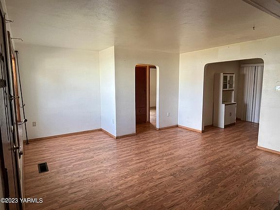 Front Entry/Living Area>