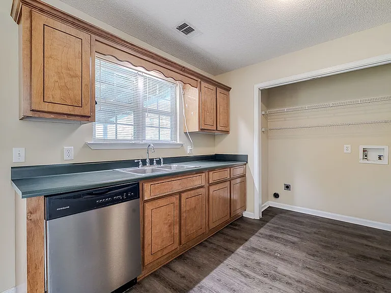 106 Mustang Dr — Photo 12
