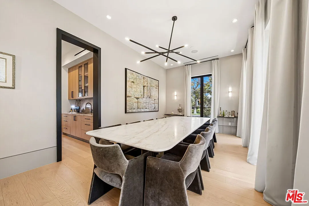 7 bed, 9.0 bath, 7797 sqft, $39,000 — Photo 4