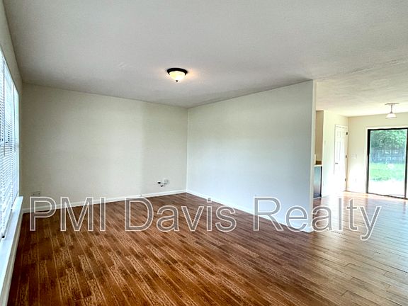 4th image of 7523 Collins Ct