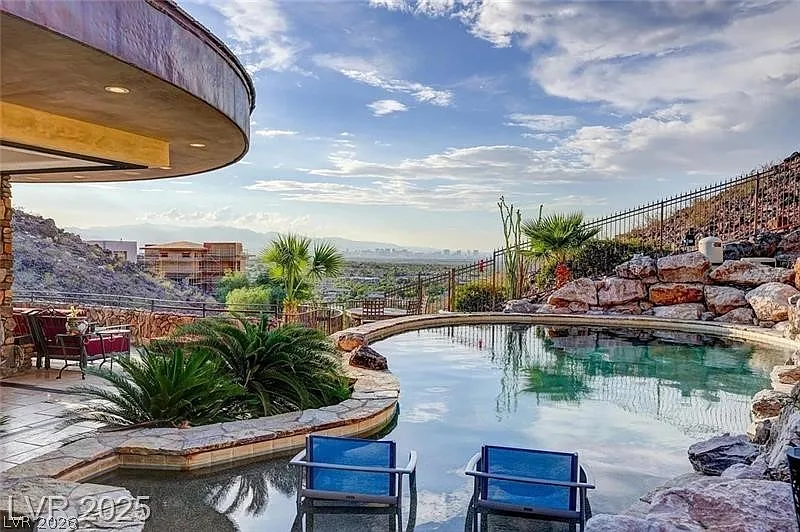 5 bed, 6.5 bath, 6995 sqft, $18,500 — Photo 2